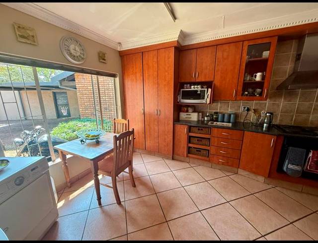 4 BEDROOM HOUSE FOR SALE IN ROOIHUISKRAAL